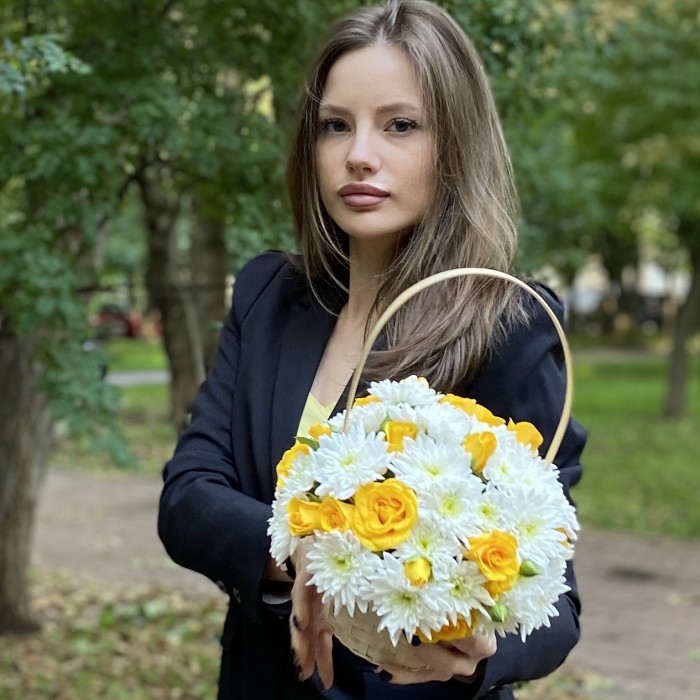 Кустовая белая хризантема Балтика с желтой кустовой розой в корзине