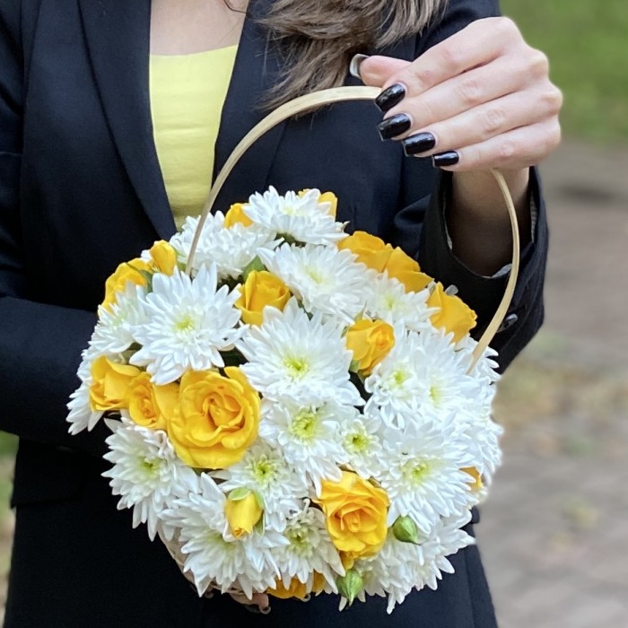 Кустовая белая хризантема Балтика с желтой кустовой розой в корзине