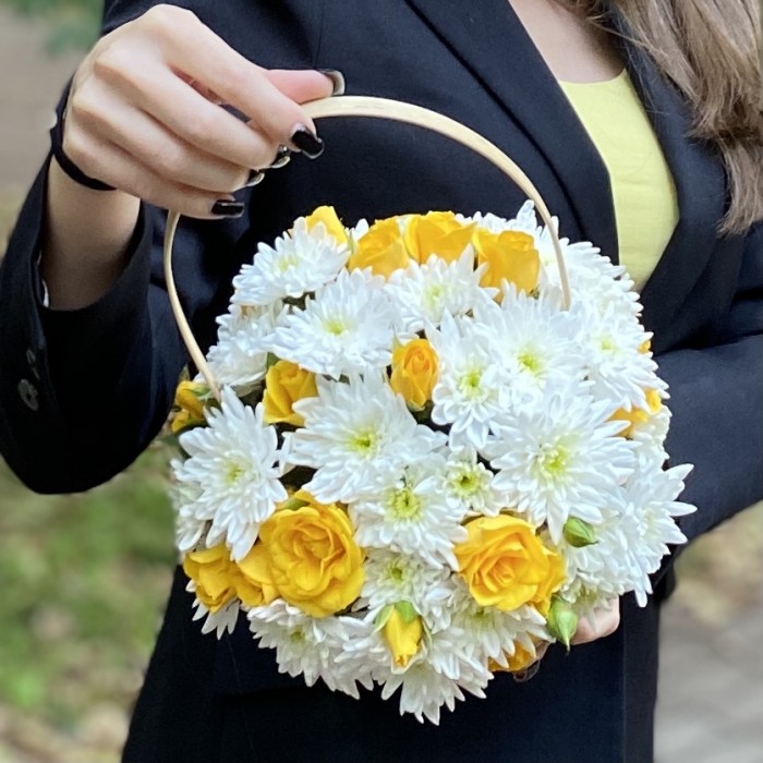 Кустовая белая хризантема Балтика с желтой кустовой розой в корзине
