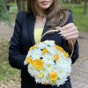 Кустовая белая хризантема Балтика с желтой кустовой розой в корзине