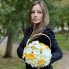 Кустовая белая хризантема Балтика с желтой кустовой розой в корзине