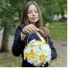 Кустовая белая хризантема Балтика с желтой кустовой розой в корзине