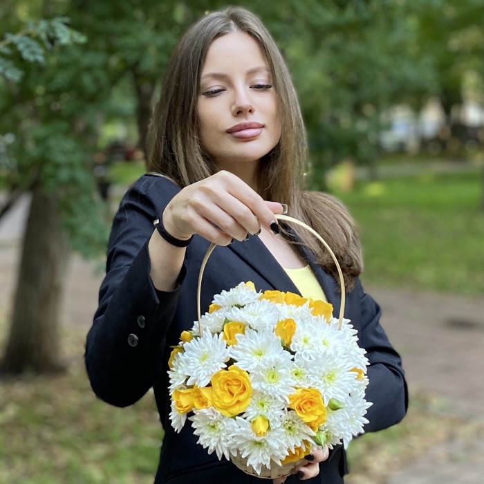 Кустовая белая хризантема Балтика с желтой кустовой розой в корзине