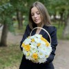 Кустовая белая хризантема Балтика с желтой кустовой розой в корзине