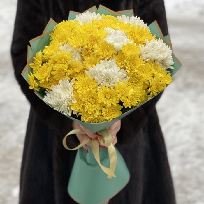 Букет из 15 кустовых белых и желтых  хризантем Балтика