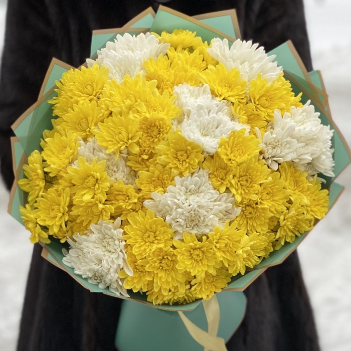 Букет из 15 кустовых белых и желтых  хризантем Балтика