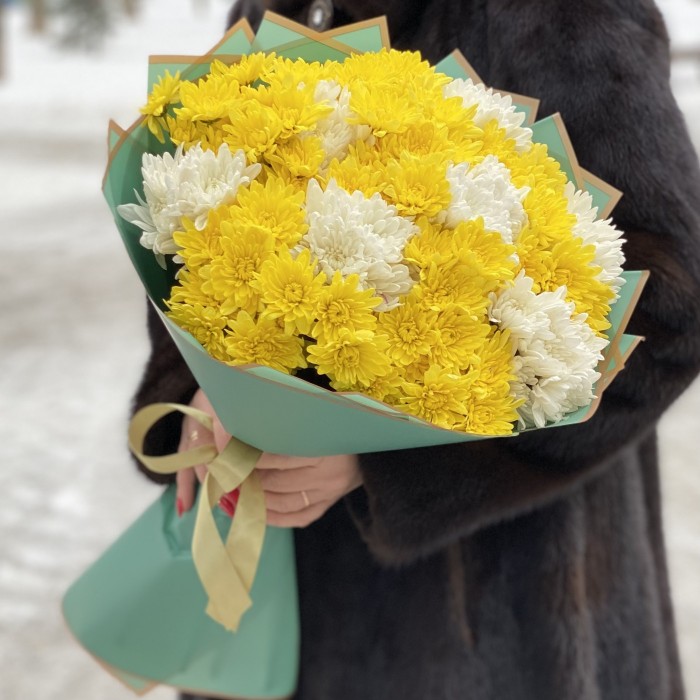 Букет из 15 кустовых белых и желтых  хризантем Балтика