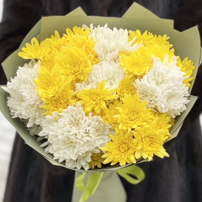 Букет из 9 кустовых белых и желтых  хризантем Балтика