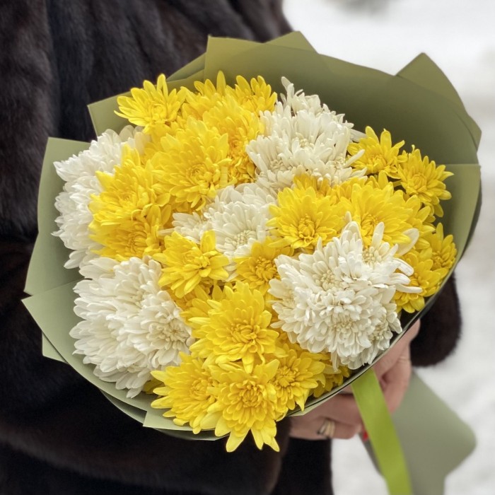 Букет из 9 кустовых белых и желтых  хризантем Балтика
