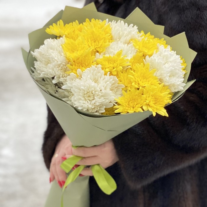 Букет из 9 кустовых белых и желтых  хризантем Балтика