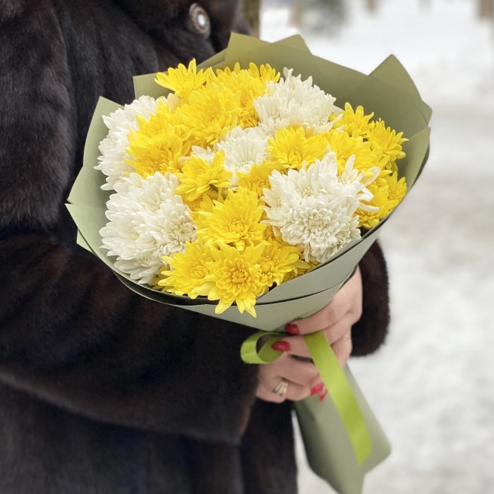 Букет из 9 кустовых белых и желтых  хризантем Балтика