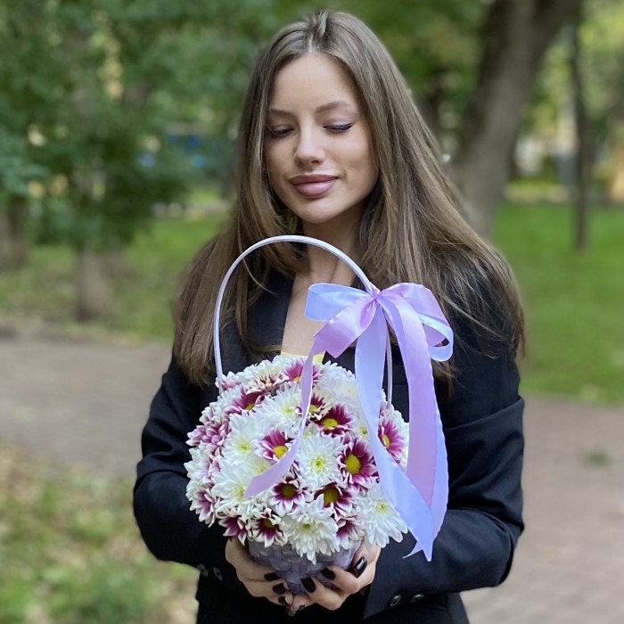 Дуэт кустовых хризантем в корзине