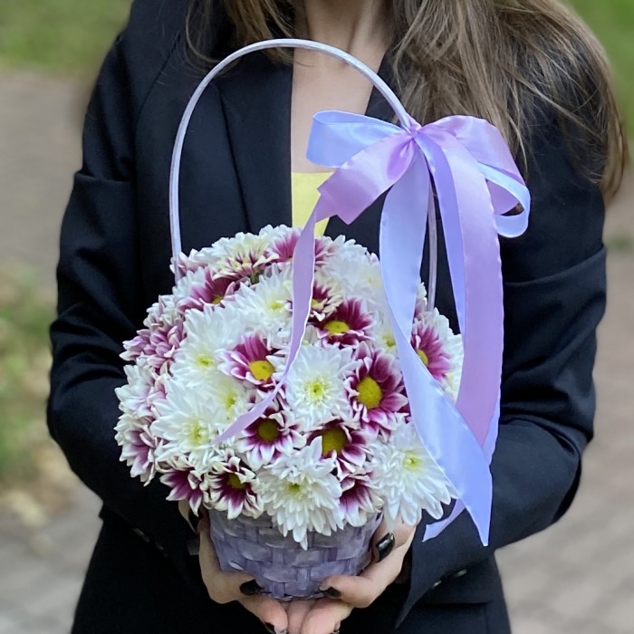 Дуэт кустовых хризантем в корзине