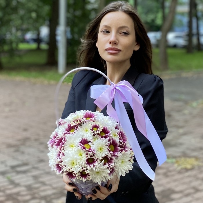 Дуэт кустовых хризантем в корзине