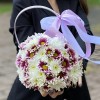 Дуэт кустовых хризантем в корзине