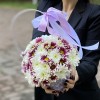 Дуэт кустовых хризантем в корзине