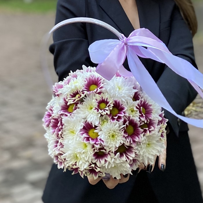 Дуэт кустовых хризантем в корзине