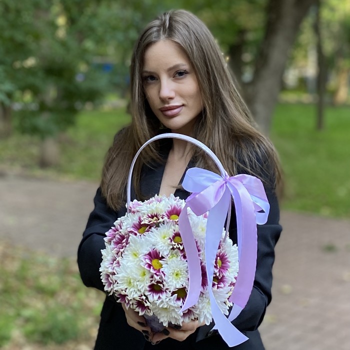 Дуэт кустовых хризантем в корзине