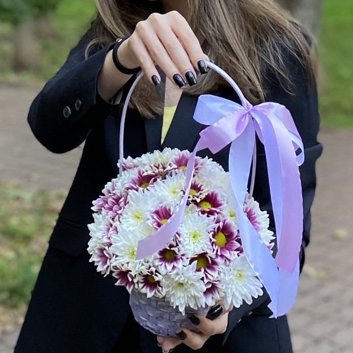 Дуэт кустовых хризантем в корзине