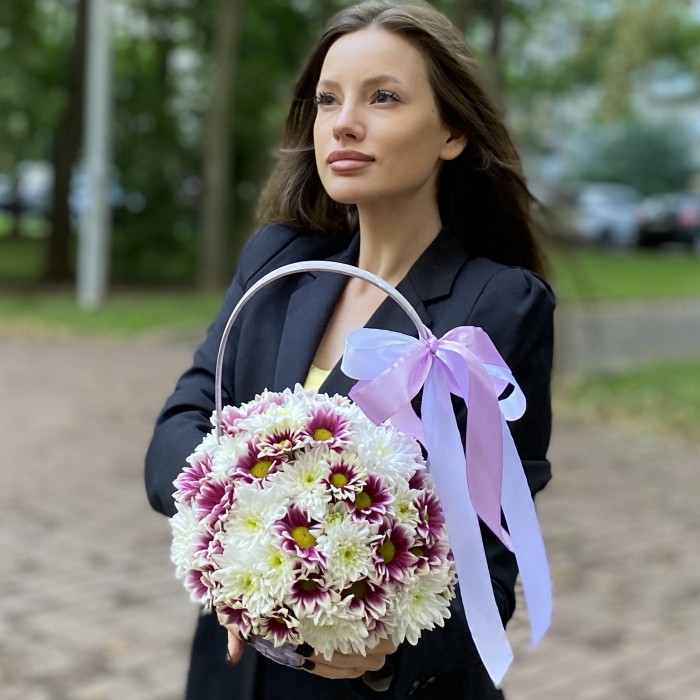 Дуэт кустовых хризантем в корзине