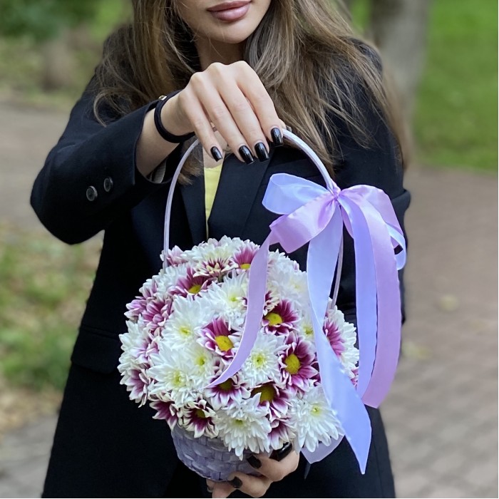 Дуэт кустовых хризантем в корзине