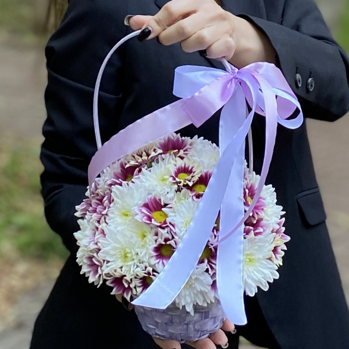 Дуэт кустовых хризантем в корзине