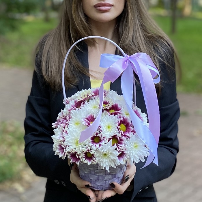 Дуэт кустовых хризантем в корзине