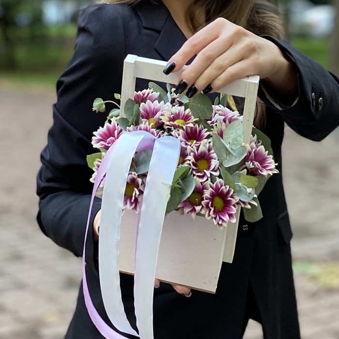 Кустовая хризантема Хайдар пинк в деревянном ящике