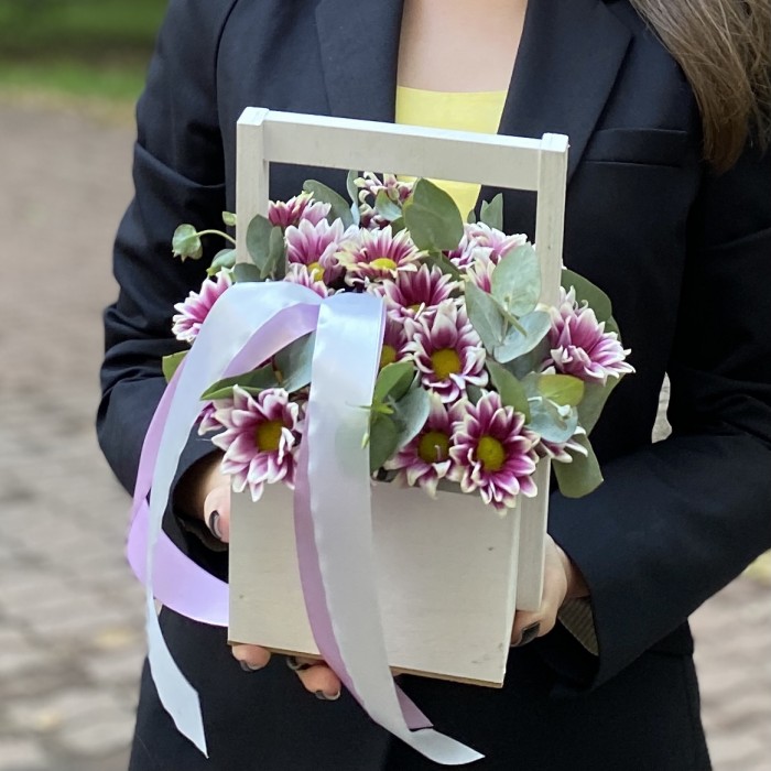 Кустовая хризантема Хайдар пинк в деревянном ящике