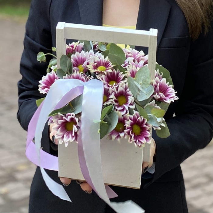 Кустовая хризантема Хайдар пинк в деревянном ящике