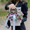 Кустовая хризантема Хайдар пинк в деревянном ящике