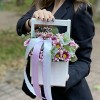 Кустовая хризантема Хайдар пинк в деревянном ящике