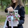 Кустовая хризантема Хайдар пинк в деревянном ящике
