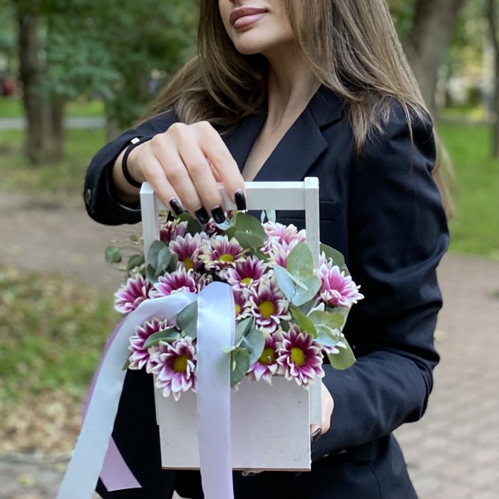 Кустовая хризантема Хайдар пинк в деревянном ящике