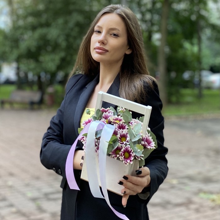 Кустовая хризантема Хайдар пинк в деревянном ящике