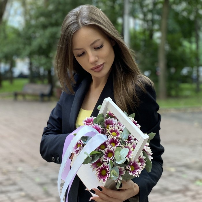 Кустовая хризантема Хайдар пинк в деревянном ящике