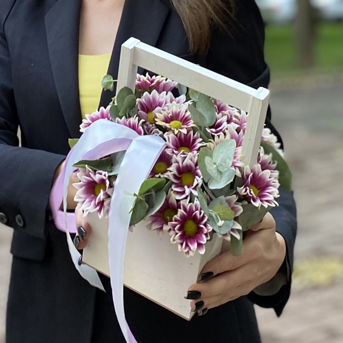 Кустовая хризантема Хайдар пинк в деревянном ящике