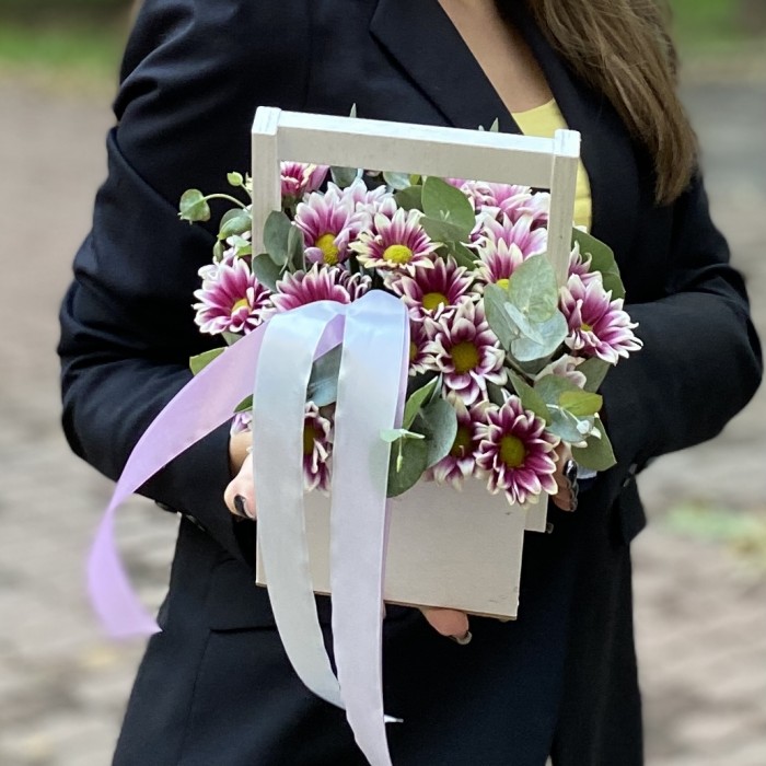 Кустовая хризантема Хайдар пинк в деревянном ящике