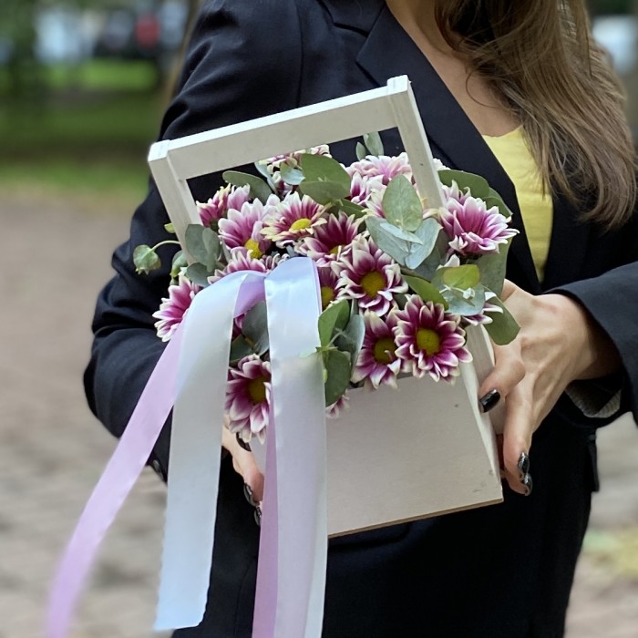 Кустовая хризантема Хайдар пинк в деревянном ящике