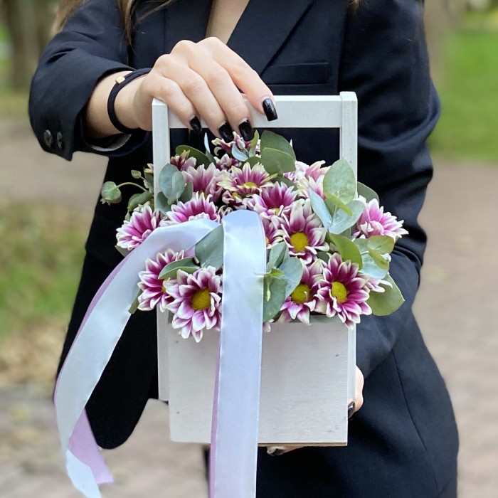 Кустовая хризантема Хайдар пинк в деревянном ящике