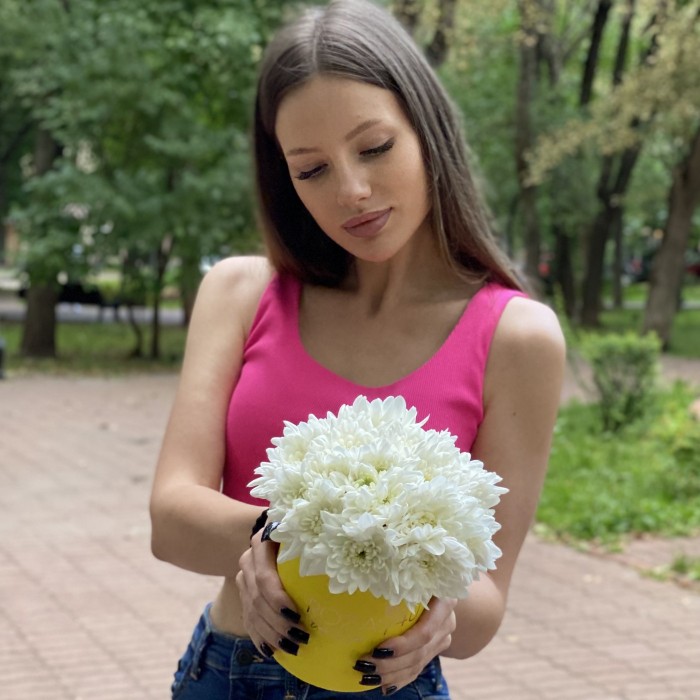 Кустовая белая хризантема Балтика в коробке