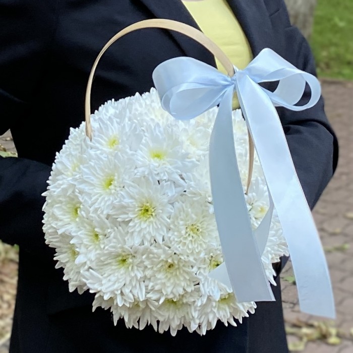 Кустовая белая хризантема Балтика в корзине