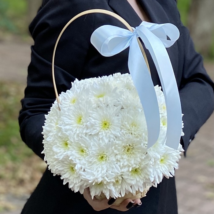 Кустовая белая хризантема Балтика в корзине