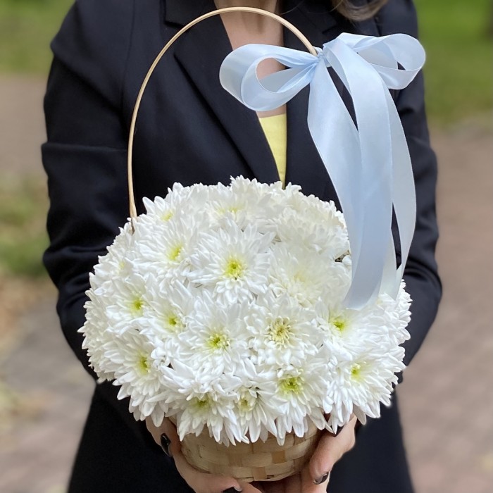 Кустовая белая хризантема Балтика в корзине