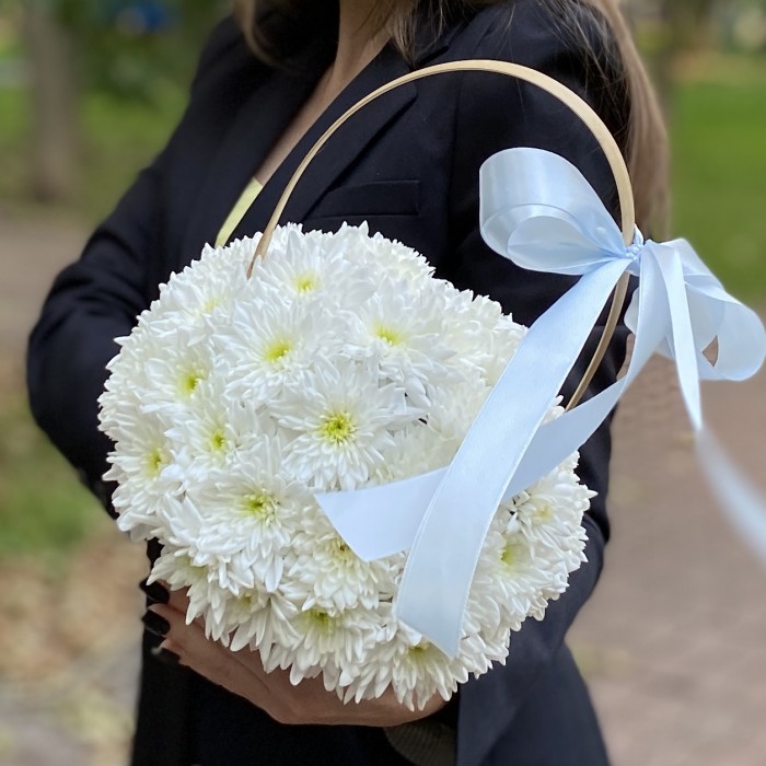 Кустовая белая хризантема Балтика в корзине