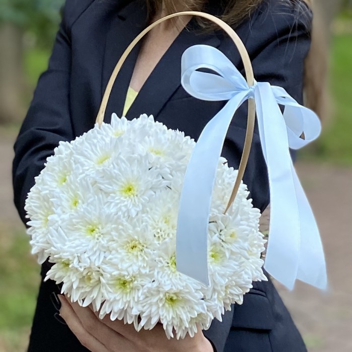 Кустовая белая хризантема Балтика в корзине