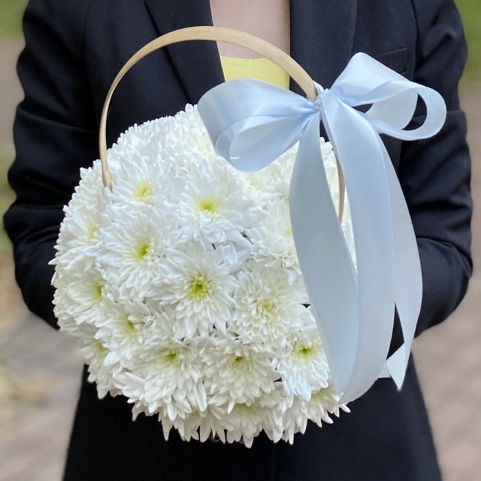 Кустовая белая хризантема Балтика в корзине