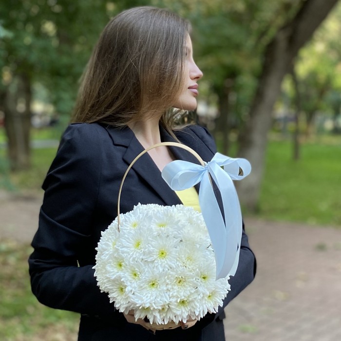 Кустовая белая хризантема Балтика в корзине