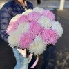 Букет из белой и розовой хризантем