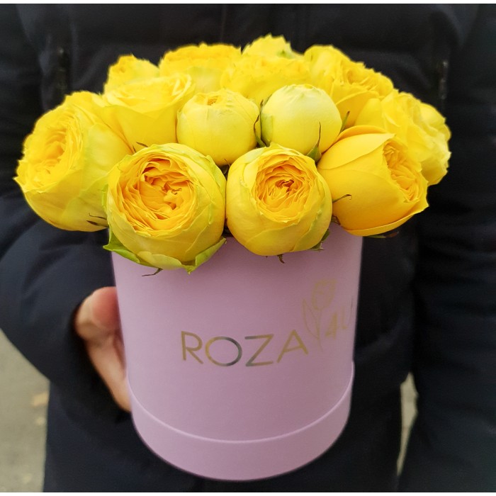 Желтые пионовидные розы в коробке